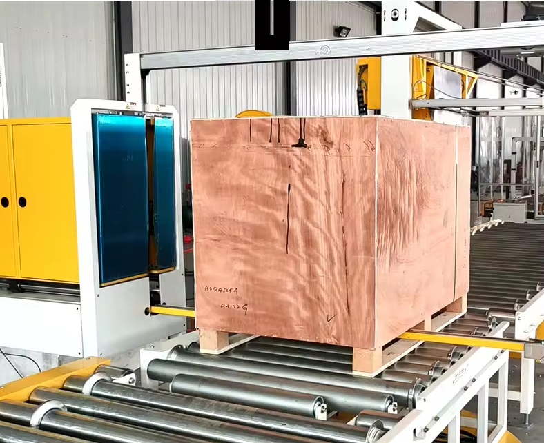 Hệ thống đóng đai pallet tự động có băng tải theo chiều dọc và ngang