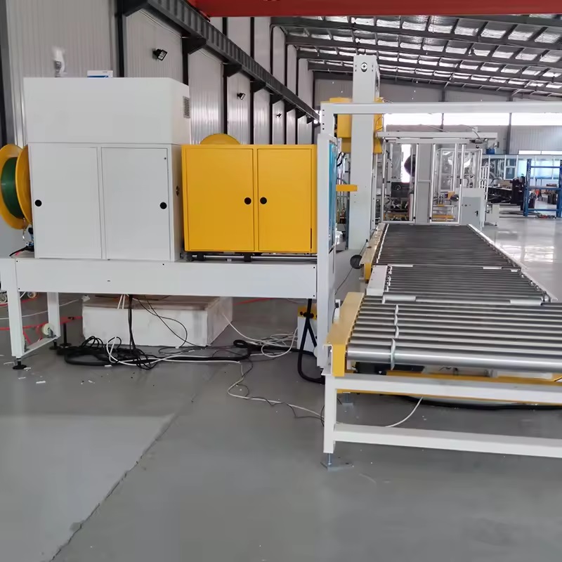 Hệ thống đóng đai pallet tự động có băng tải theo chiều dọc và ngang